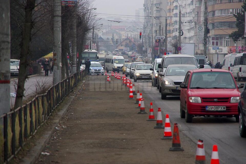 Banda eliberată de mașinile parcate este păzită de polițiști locali
