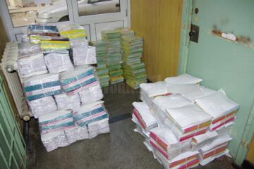 Abecedarele după care ar fi trebuit să învețe elevii de clasa I au ajuns în depozitul Inspectoratului Școlar Suceava