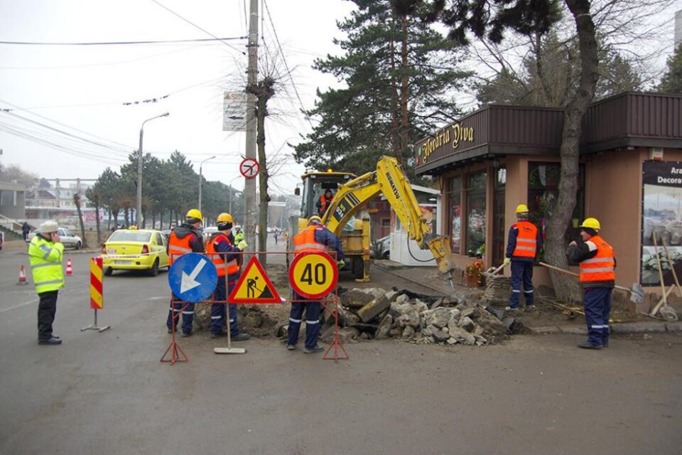 Lucrările au început de pe trotuarul de pe strada Universității