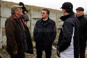 Florin Boeru, Gelu Greceanu și inspectorul de la primărie încercând să lămurească problema. A cui e balta