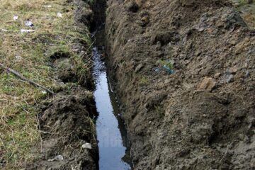 S-au făcut săpături și minune, a început să curgă apă aproape limpede. Balta de dejecții însă nu are vinovați