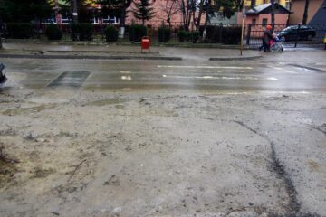 Străzile Sucevei vor fi spălate de nămol abia înainte de Paște