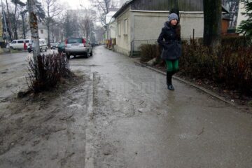 Străzile Sucevei vor fi spălate de nămol abia înainte de Paște