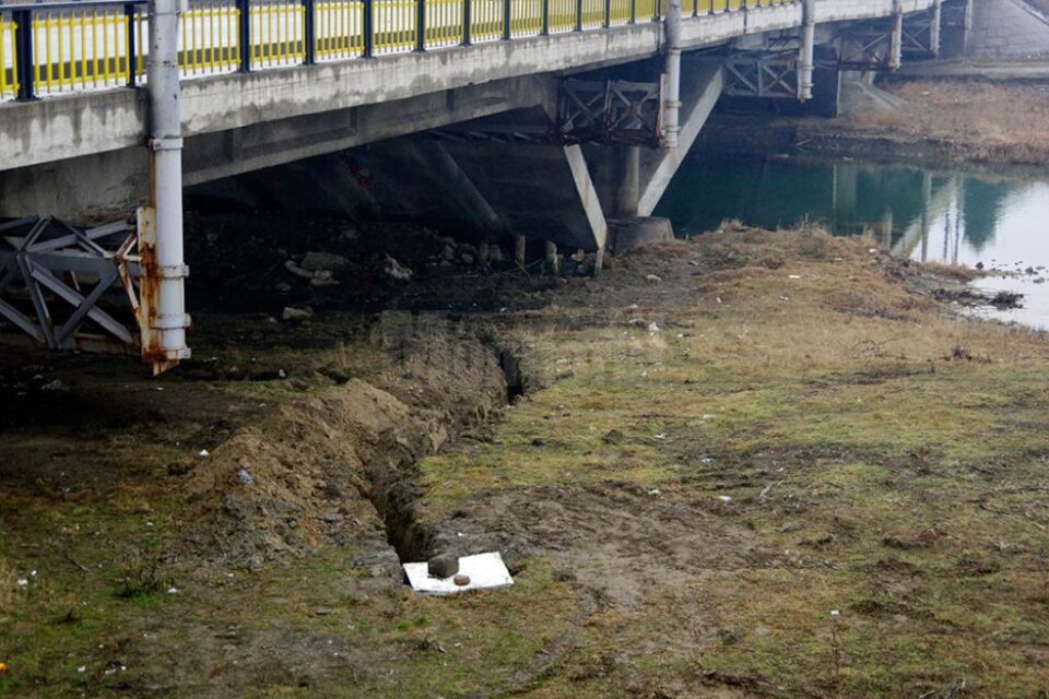 S-au făcut săpături și minune, a început să curgă apă aproape limpede. Balta de dejecții însă nu are vinovați