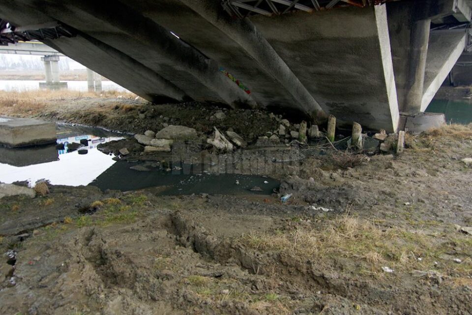 S-au făcut săpături și minune, a început să curgă apă aproape limpede. Balta de dejecții însă nu are vinovați