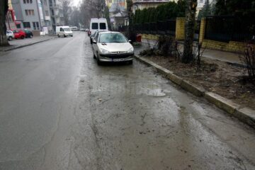 Străzile Sucevei vor fi spălate de nămol abia înainte de Paște