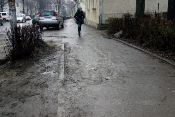 Străzile Sucevei vor fi spălate de nămol abia înainte de Paște