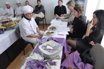 Membrii comisiei de examen și reprezentanții unor restaurante au urmărit ce au pregătit și cum și-au prezentat produsele cei 14 cursanți
