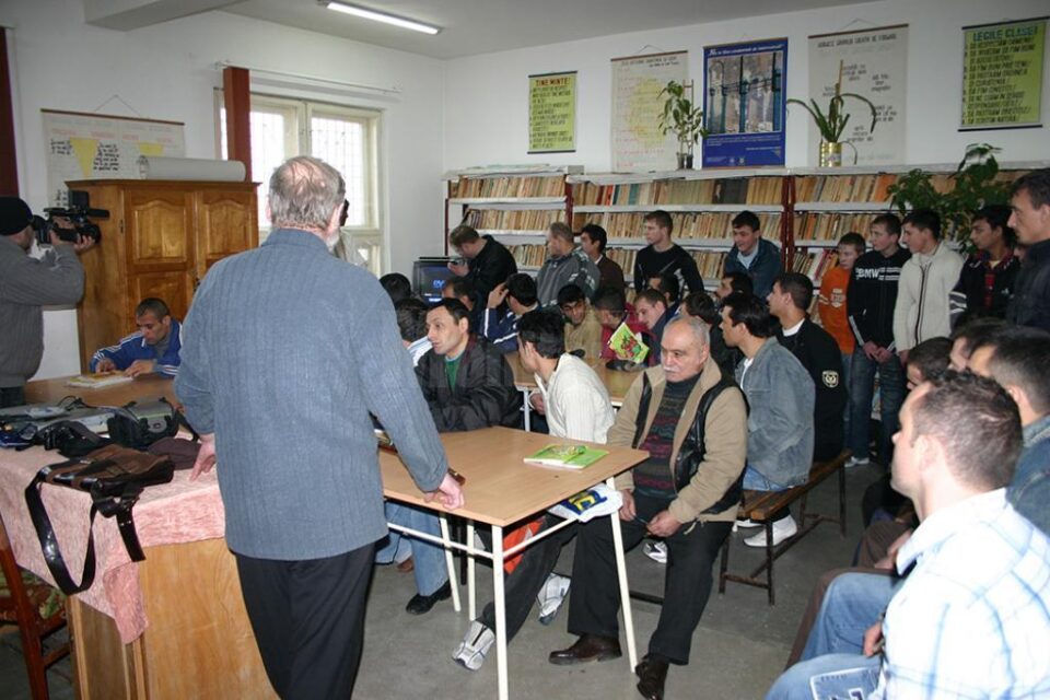 Lazar, în primul rând, la festivitatea de încheiere a anului școlar 2007-2008 din Penitenciarul Botoșani