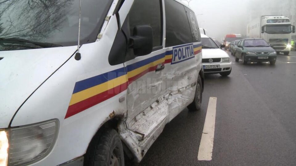 O dubă cu polițiști de la Intervenție Rapidă, tamponată violent în intersecție