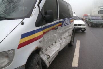 O dubă cu polițiști de la Intervenție Rapidă, tamponată violent în intersecție
