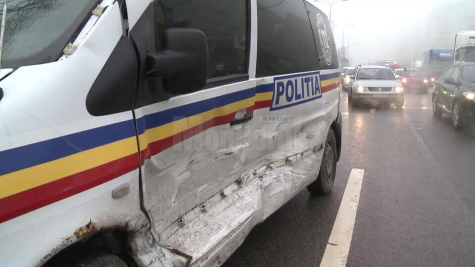 O dubă cu polițiști de la Intervenție Rapidă, tamponată violent în intersecție