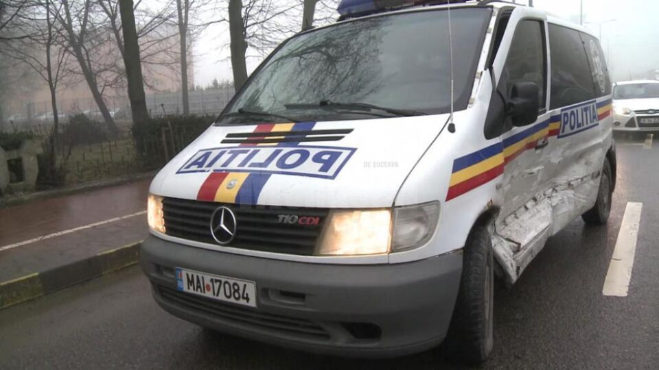 O dubă cu polițiști de la Intervenție Rapidă, tamponată violent în intersecție