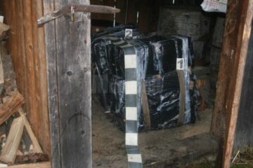 Aproape 3.000 de pachete de țigări de contrabandă, găsite într-o anexă