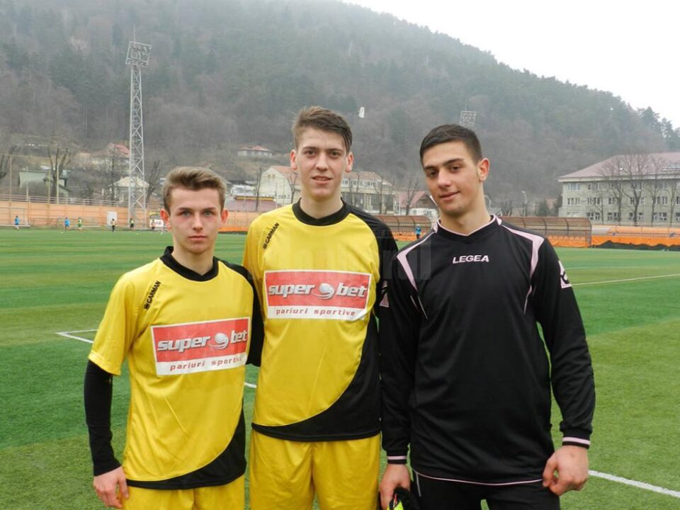 Andrei Netea, Robert Martin și Toma Niga au ajuns în vederile echipei naționale Under 18 a României după ce s-au remarcat cu echipa LPS Suceava în campionatul republican Andrei Netea, Robert Martin și Toma Niga au ajuns în vederile echipei naționale Under 18 a României după ce s-au remarcat cu echipa LPS Suceava în campionatul republican