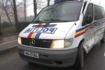 Autospeciala de poliție a fost avariată destul de serios