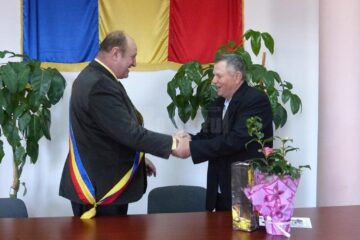 Postașul Scripcariu, nea Ghiță, felicitat de primarul comunei Șcheia, Vasile Andriciuc