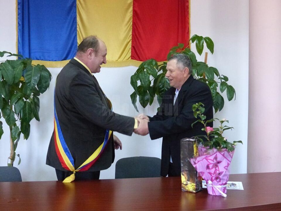 Postașul Scripcariu, nea Ghiță, felicitat de primarul comunei Șcheia, Vasile Andriciuc Postașul Scripcariu, nea Ghiță, felicitat de primarul comunei Șcheia, Vasile Andriciuc