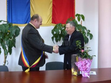 Postașul Scripcariu, nea Ghiță, felicitat de primarul comunei Șcheia, Vasile Andriciuc