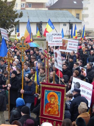 Peste 800 de suceveni au participat ieri la un marș pe străzile Sucevei pentru susținerea predării orelor de religie în școli