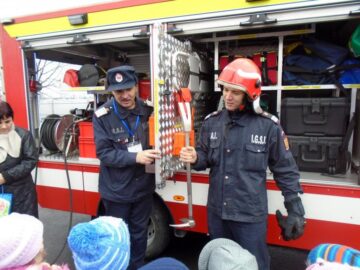 Pompierii fălticeneni au primit inimioare și mărțișoare
