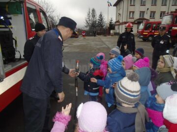 Pompierii fălticeneni au primit inimioare și mărțișoare