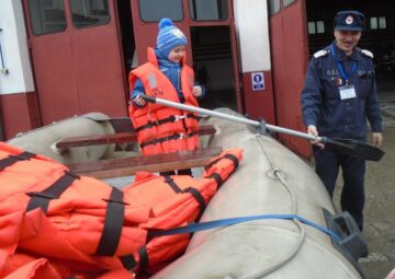 Pompierii fălticeneni au primit inimioare și mărțișoare