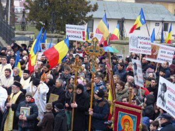 Marș pe străzile Sucevei pentru susținerea predării orelor de religie în școli