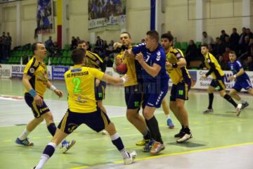 Lupte grele pe semicerc, cu Burlacu înconjurat de nu mai puțin de 5 adversari