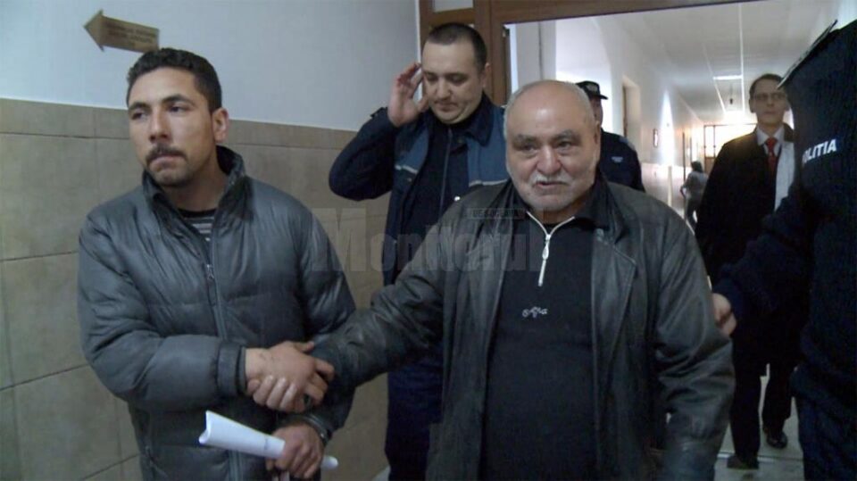 „Norocel” (stânga) și tatăl său, duși de polițiști în sala de judecată, cu câteva minute înainte de a fi arestați preventiv „Norocel” (stânga) și tatăl său, duși de polițiști în sala de judecată, cu câteva minute înainte de a fi arestați preventiv