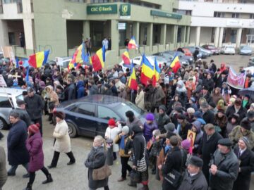 Peste 800 de suceveni au participat ieri la un marș pe străzile Sucevei pentru susținerea predării orelor de religie în școli