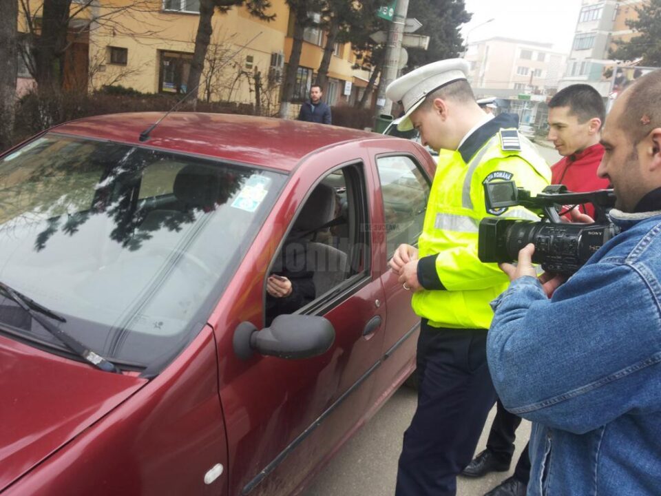 Polițiștii au împărțit mărțișoare în trafic