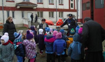 Pompierii fălticeneni au primit inimioare și mărțișoare
