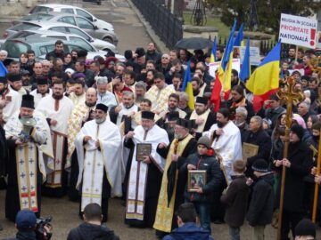 Peste 800 de suceveni au participat ieri la un marș pe străzile Sucevei pentru susținerea predării orelor de religie în școli