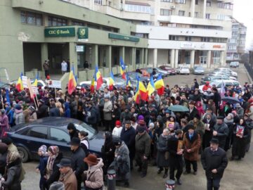 Peste 800 de suceveni au participat ieri la un marș pe străzile Sucevei pentru susținerea predării orelor de religie în școli