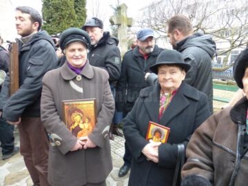 Peste 800 de suceveni au participat ieri la un marș pe străzile Sucevei pentru susținerea predării orelor de religie în școli
