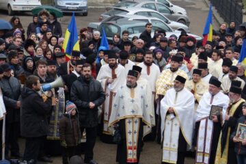 Zeci de preoți împreună cu credincioșii din parohiile pe care le păstoresc au participat duminică la marș