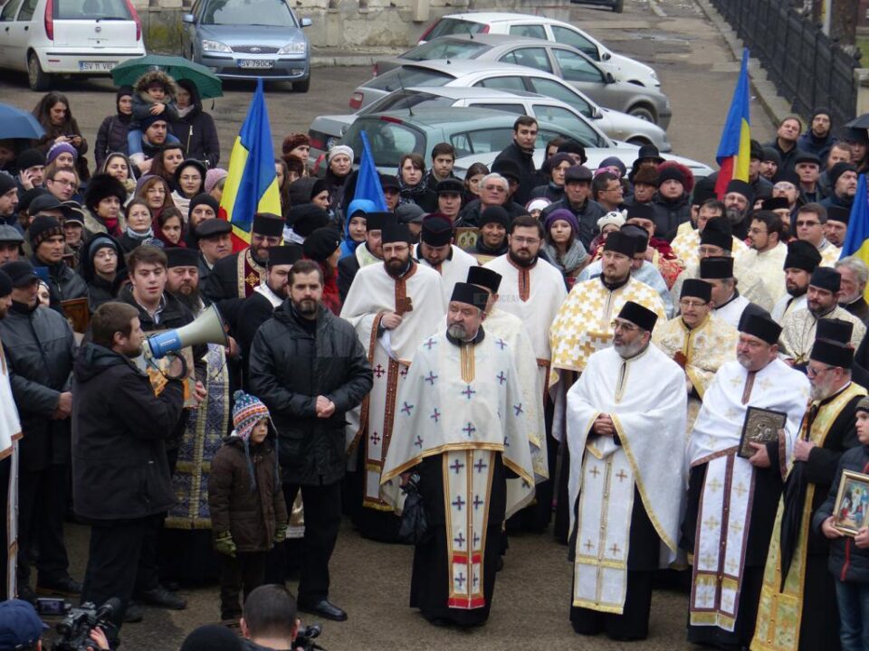Zeci de preoți împreună cu credincioșii din parohiile pe care le păstoresc au participat duminică la marș