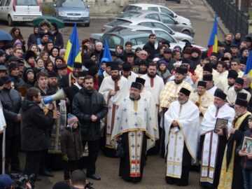 Zeci de preoți împreună cu credincioșii din parohiile pe care le păstoresc au participat duminică la marș