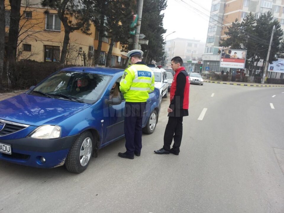Împreună cu reprezentațiunii Registrului Auto Român, dar și ai unei firme de asigurări, polițiștii au împărțit peste 200 de mărțișoare, atât șoferilor, cât și pietonilor