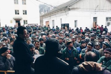 Directorul Ioan Moraru la discuții cu minerii de la Crucea