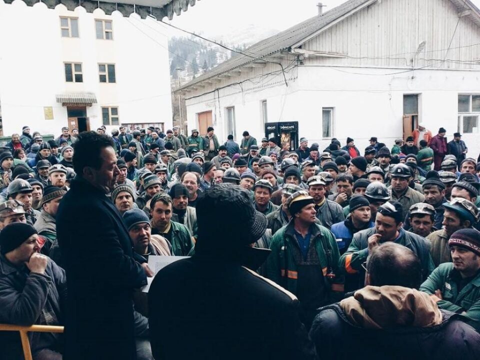 Directorul Ioan Moraru la discuții cu minerii de la Crucea