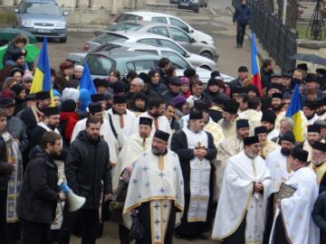 Peste 800 de suceveni au participat ieri la un marș pe străzile Sucevei pentru susținerea predării orelor de religie în școli