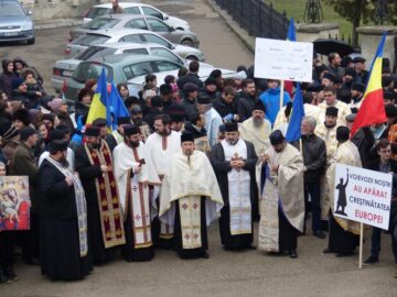 Peste 800 de suceveni au participat ieri la un marș pe străzile Sucevei pentru susținerea predării orelor de religie în școli