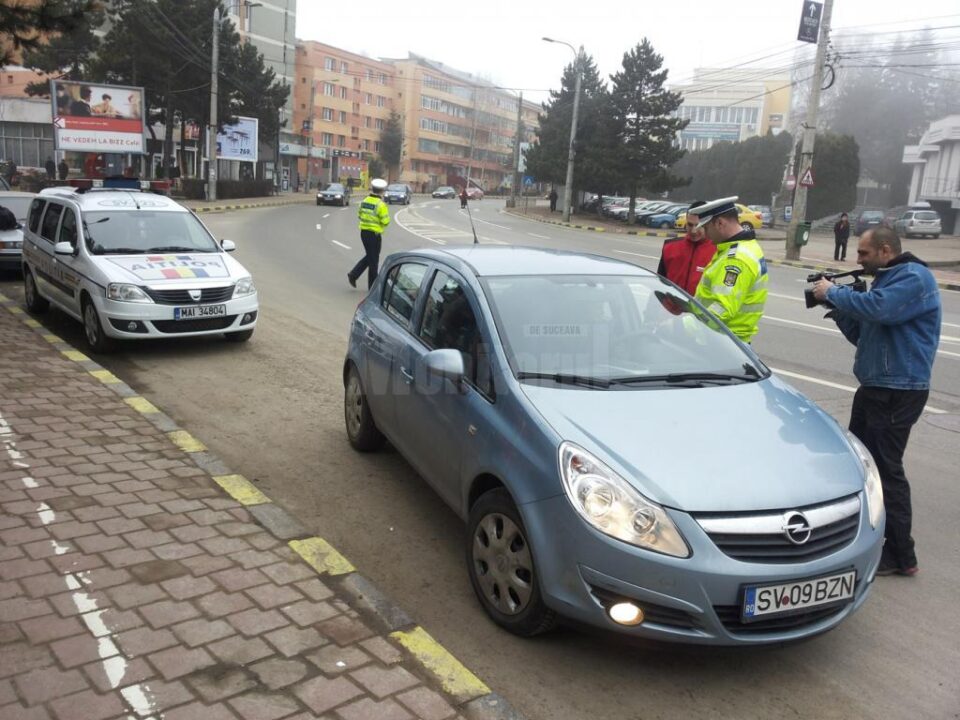Polițiștii au împărțit mărțișoare în trafic