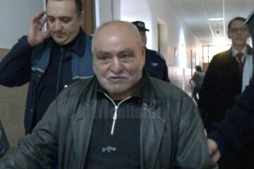Gheorghe Lazăr, dus de polițiști în sala de judecată, cu câteva minute înainte de a fi arestat preventiv