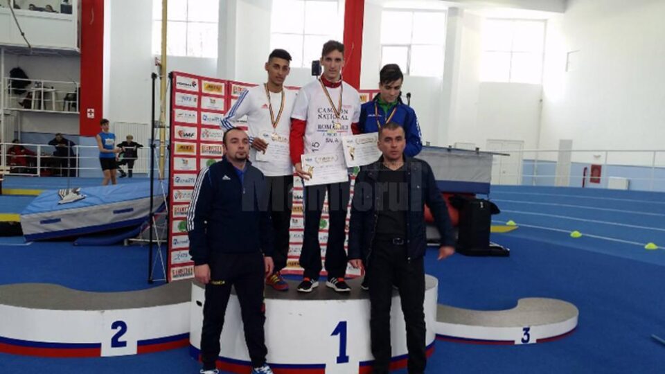 Rădăuțeanul Dorin Rusu (stânga), alături de antrenorul Bogdan Roșcăneanu (stânga) la premierea de la București