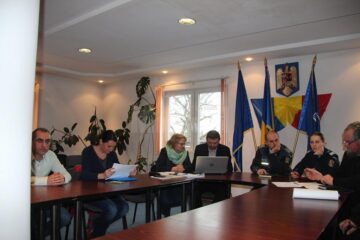 Sportul, pictura și ajutorul la lecții, folosite de profesorii din Vicovu de Sus pentru a atrage copiii la școală