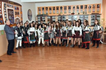 În semn de recunoștință, elevii școlii, îndrumați de către profesori și învățători, au pregătit un moment artistic