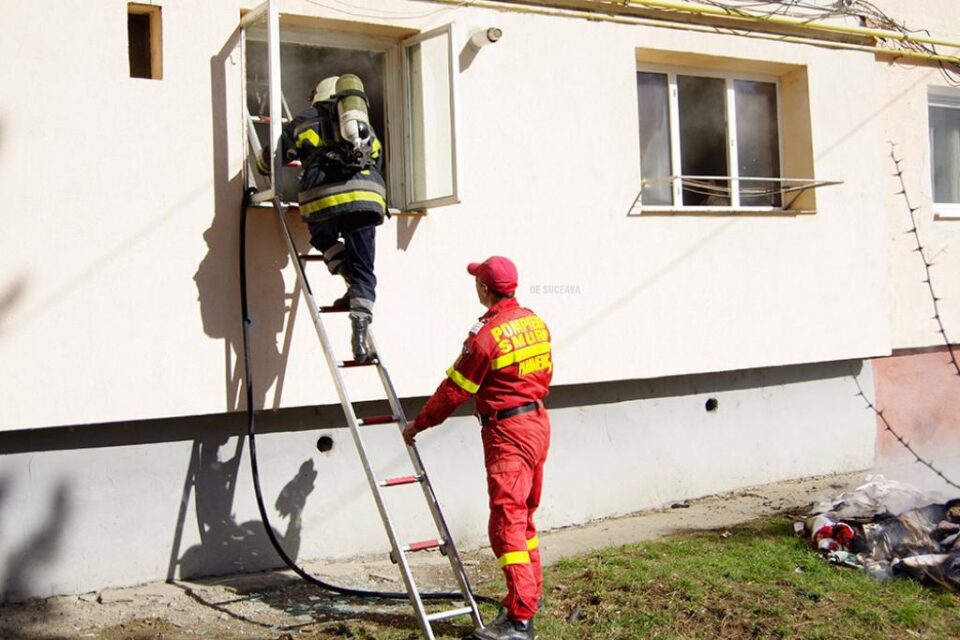 Panică într-un bloc din Burdujeni, din cauza unui incendiu provocat intenționat într-un apartament
